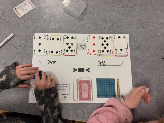 Blandade vår åk 1 med våra gamla elever som nu går i åk 4 och hade mattestationer. Väldigt fint samarbete 🤩 Tror det är första gången vi fått = med tresiffriga tal i större än/mindre än spelet!